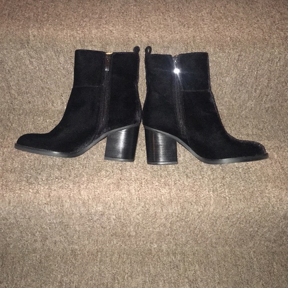 🖤NWT Franco Sarto Black Velvet Booties - Picture 5 of 8